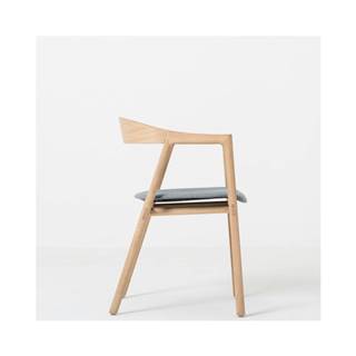 Gazzda Jedálenská stolička z masívneho dubového dreva so sivým sedadlom  Muna, značky Gazzda